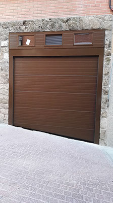 PUERTA SECCIONAL CON DISE+æOS INDIVIDUALIZADOS (2)